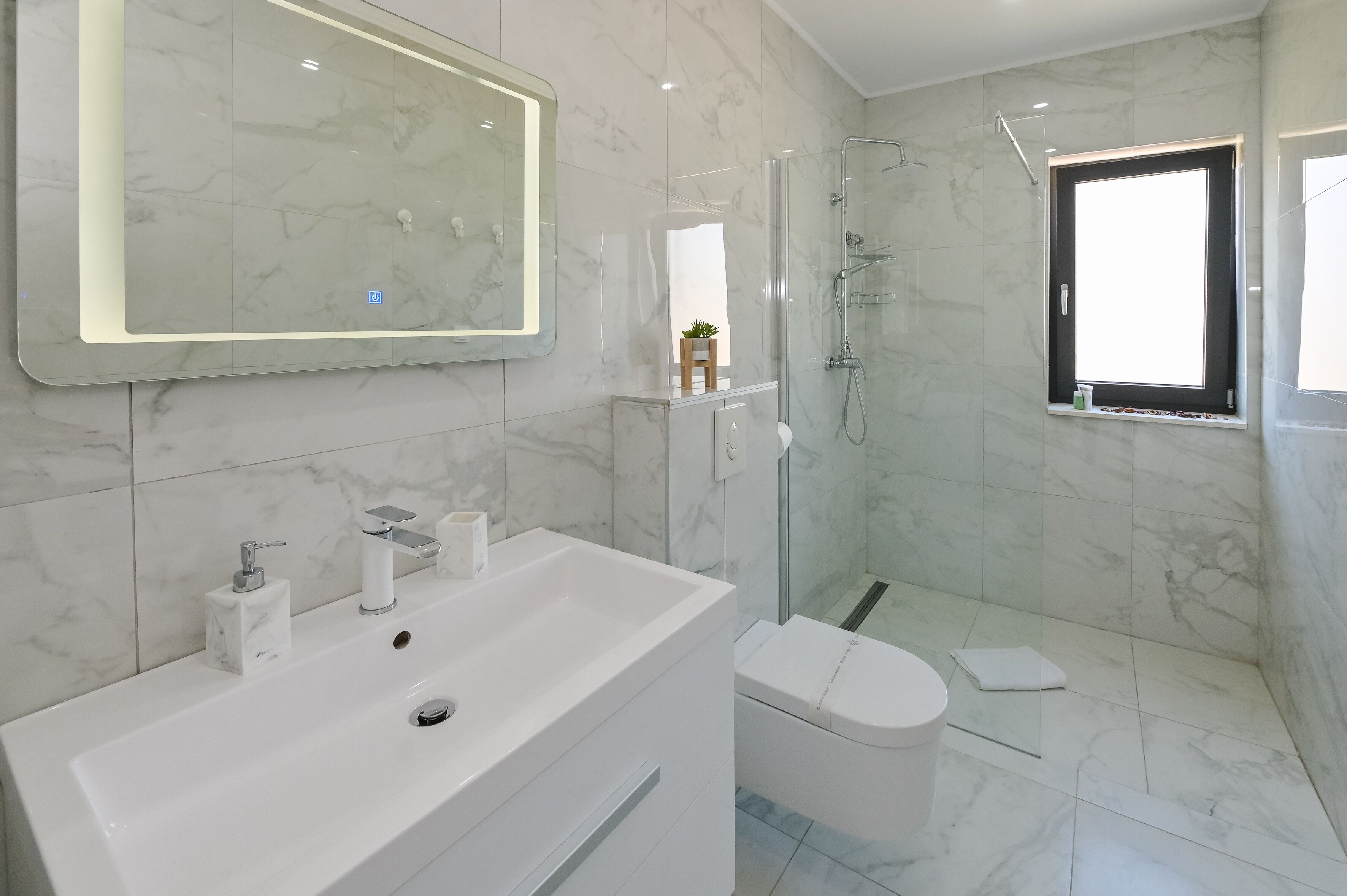 Dusche, Haartrockner, Handtücher, Toilettenpapier
