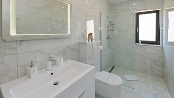 Dusche, Haartrockner, Handtücher, Toilettenpapier