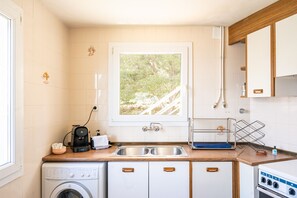 Jääkaappi, mikroaaltouuni, uuni, liesi