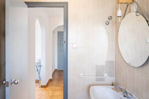 Een bad, een haardroger, een bidet, handdoeken