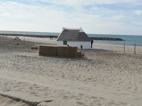 Lovely new apartment 10 minutes walk from the beach!