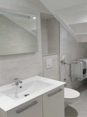 Huoneisto (Two Bedroom Apartment with city view ) | Kylpyhuone | Suihku, pyyhkeet