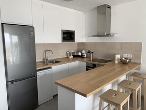 Jääkaappi, mikroaaltouuni, uuni, liesi