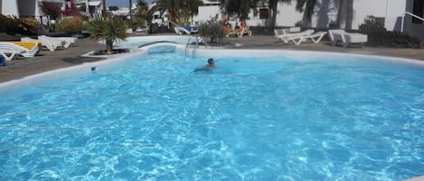 Una piscina al aire libre