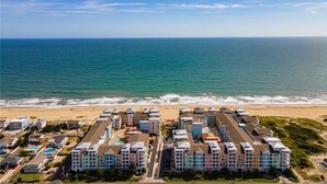Zona residencial costera con edificios de varios pisos, una playa y el océano.