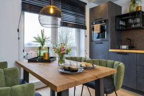 Turm Haus Apartment 4 | Wohnbereich | 43-Zoll-LED-Fernseher mit Satellitenempfang, Fernseher