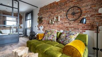 Turm Haus Apartment 2 und 3 | Wohnbereich | 43-Zoll-LED-Fernseher mit Satellitenempfang, Fernseher