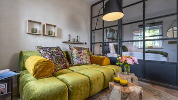 Turm Haus Apartment 1 | Wohnbereich | 43-Zoll-LED-Fernseher mit Satellitenempfang, Fernseher