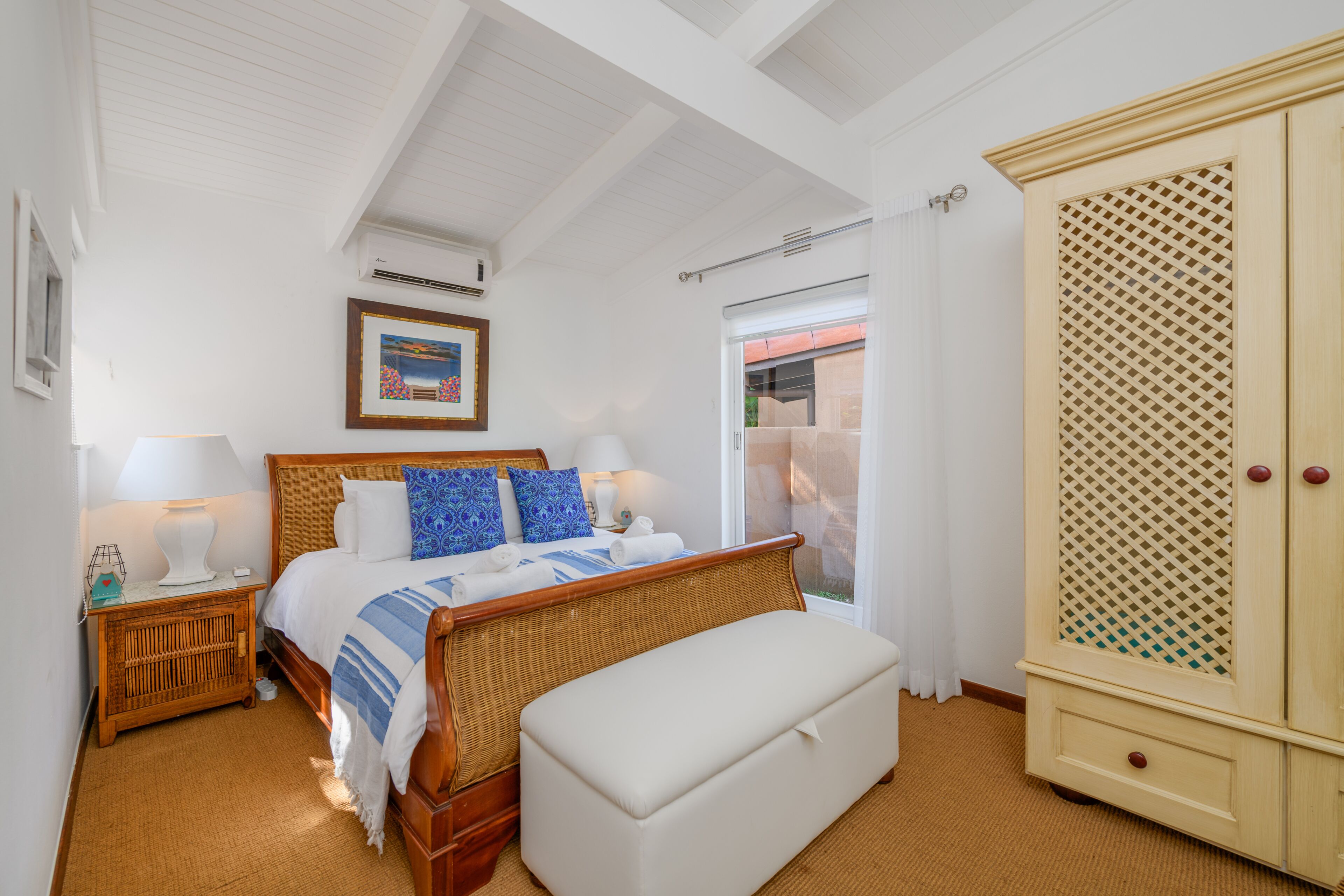 4 habitaciones, tabla de planchar con plancha, cunas y ropa de cama 