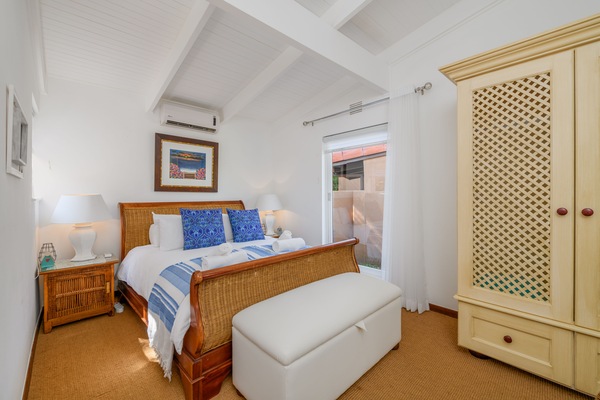 4 habitaciones, tabla de planchar con plancha, cunas y ropa de cama