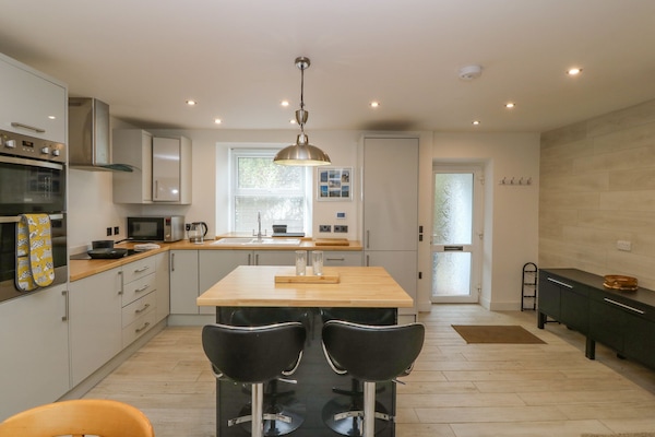Cottage | Private kitchen | Fridge, microwave, dishwasher, electric kettle