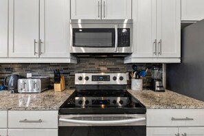 Refrigerador, microondas, horno y parrilla de estufa 