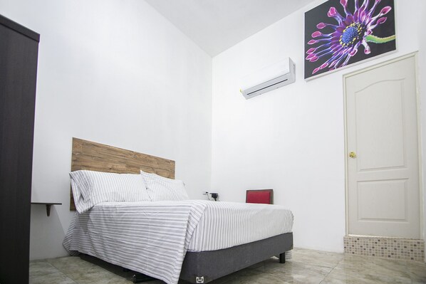 Habitación estándar | Ropa de cama de alta calidad y edredones de plumas