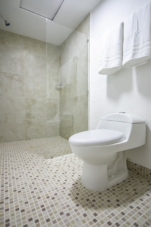 Standard Room | Bathroom | Shower, free toiletries, towels, soap. OYO Hotel Plaza Las Torres, Cabo San Lucas