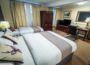 Family Triple Room | Desk, laptop workspace, iron/ironing board, free WiFi