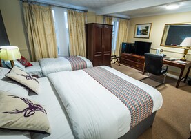 Family Triple Room | Desk, laptop workspace, iron/ironing board, free WiFi