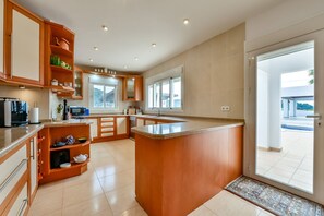 Fridge, microwave, oven, dishwasher - SORENSEN Private family villa with a swimming pool and large garden | Ideal for children and groups (Calpe)