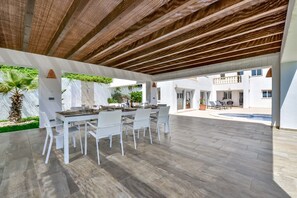 Outdoor dining - SORENSEN Spacious villa with private pool (Calpe)