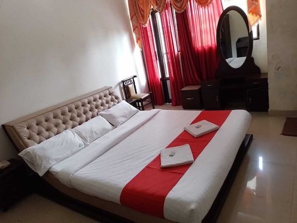 Honeymoon Suite | Soundproofing, iron/ironing board, free WiFi, bed sheets - RJ Inn Hotel (Kodaikanal)