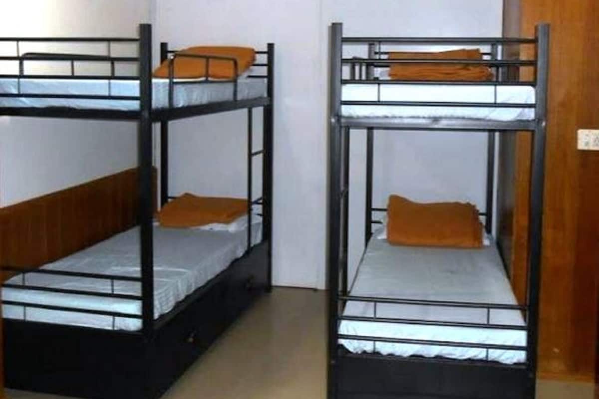 1 habitación, insonorización y tabla de planchar con plancha