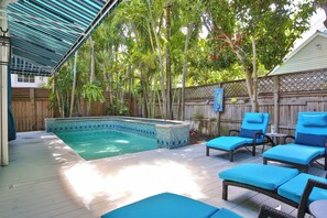 Island time awaits - LOVE LANDING ~ Charming 3 Bedroom, 3 Bathroom Home w/ Pool and Parking! (Key West)