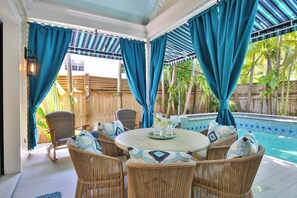 Dine with a breeze - LOVE LANDING ~ Charming 3 Bedroom, 3 Bathroom Home w/ Pool and Parking! (Key West)