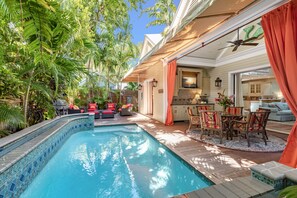 Et oppvarmet basseng