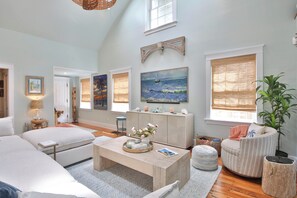 Enjoy movie nights - LOVE LANDING ~ Charming 3 Bedroom, 3 Bathroom Home w/ Pool and Parking! (Key West)