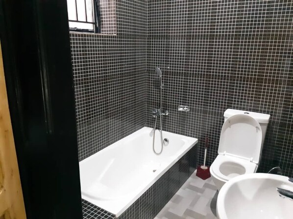Combined shower/bathtub