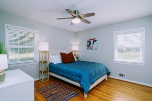 3 bedrooms, desk, iron/ironing board, free WiFi