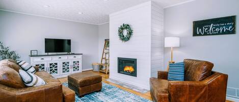TV connectée, cheminée, livres