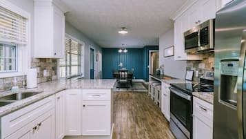 冰箱、微波炉、烤箱、炉灶