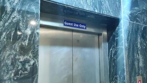 Un ascensor con un cartel que indica que es solo para huéspedes.