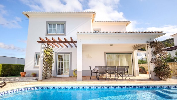 A two-story house with a swimming pool, a pergola, and a patio with outdoor furniture. - Villa Goshen - Praia da Luz (Luz)