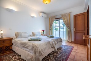 4 quartos, ferros/tábuas de passar roupa, Wi-Fi, roupa de cama