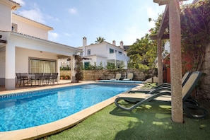 A swimming pool with lounge chairs and a patio area. - Villa Goshen - Praia da Luz (Luz)