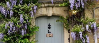 Two dog friendly holiday cottages in the Cotswolds with garden - Bag End & Peppercorn Cottage