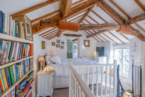 3 bedrooms, desk, iron/ironing board, travel crib