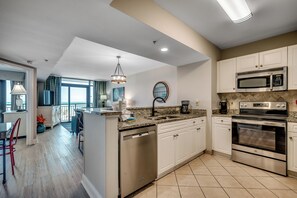 Kjøleskap, mikrobølgeovn, ovn og kokeplater