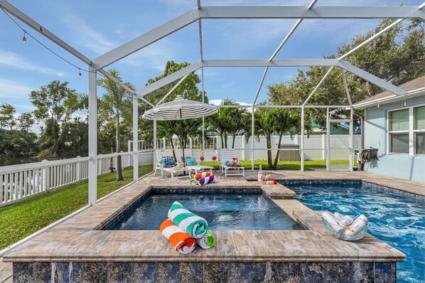 Een buitenzwembad en een verwarmd zwembad