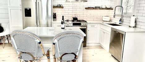 Fridge, oven, stovetop, dishwasher