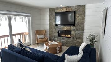 Smart TV, fireplace, stereo