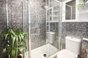 Dusche, Haartrockner, Handtücher