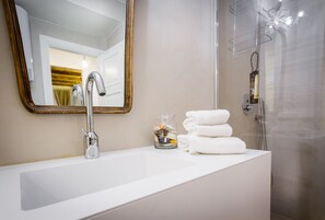 Shower, hair dryer, bidet, towels - MOLTRASIO  GEM (Moltrasio)