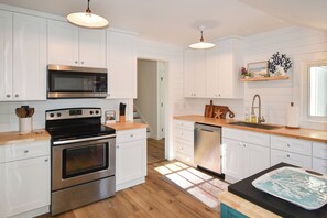 Réfrigérateur, micro-ondes, plaque de cuisson, lave-vaisselle