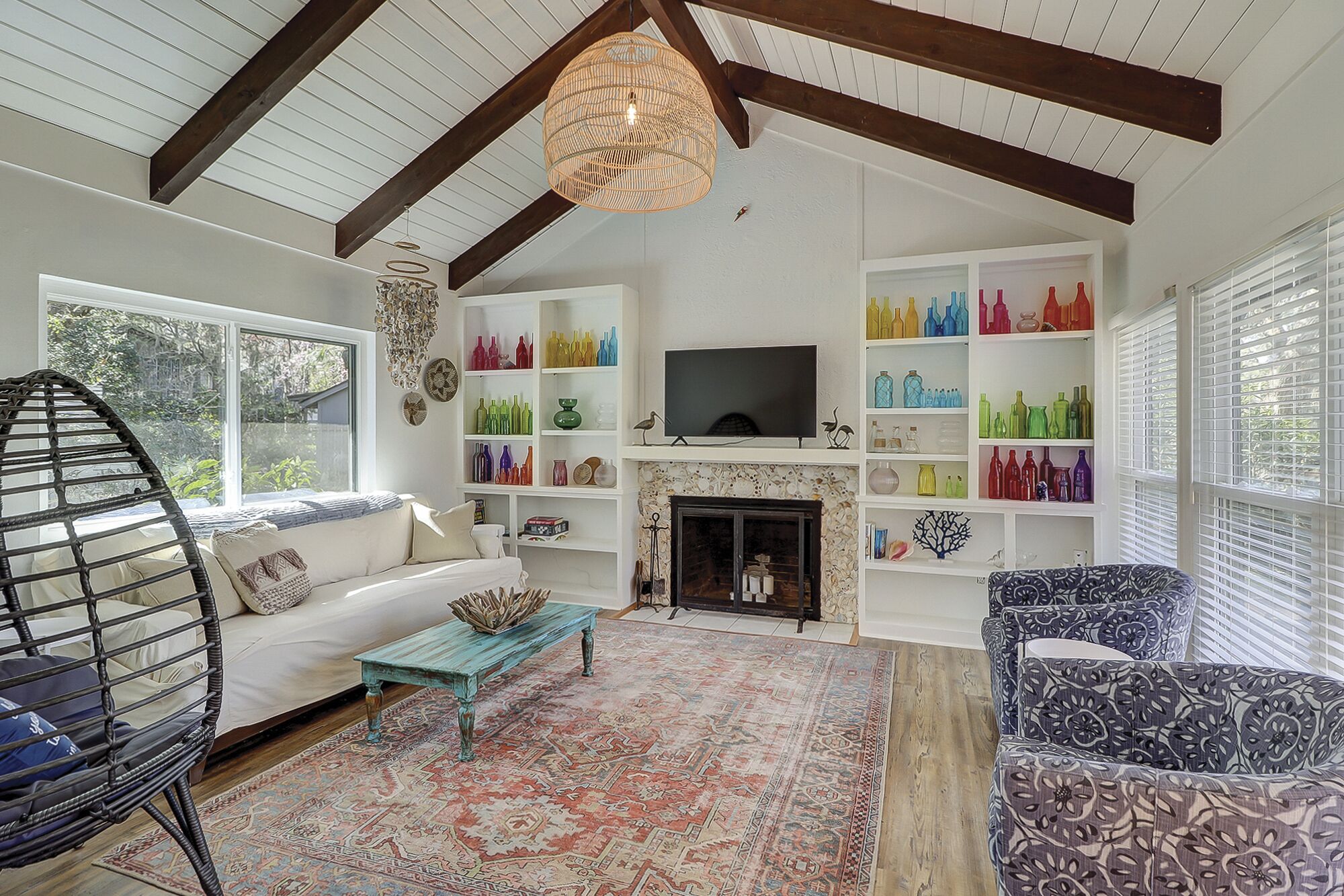 Een smart-tv en een open haard