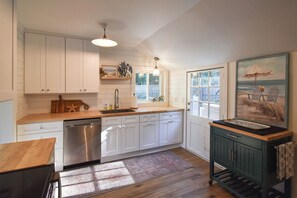 Fridge, microwave, stovetop, dishwasher