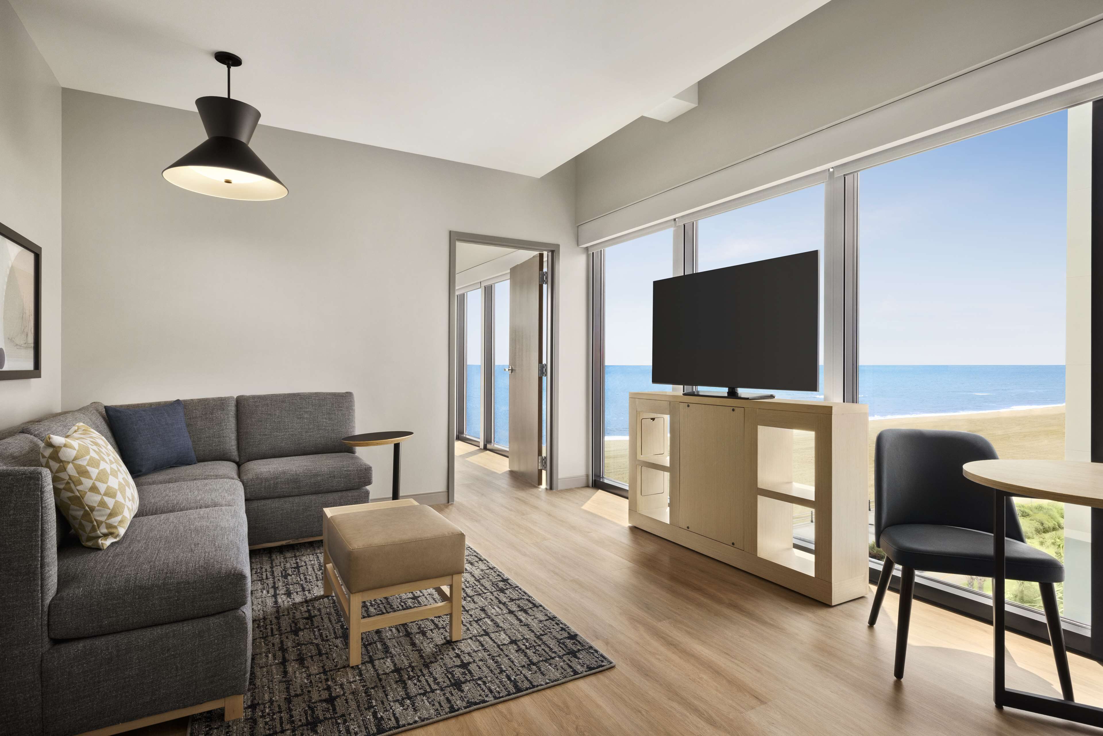 Ropa de cama hipoalergénica y caja de seguridad en la habitación 