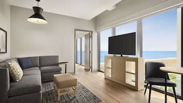 Ropa de cama hipoalergénica y caja de seguridad en la habitación