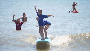 Eine Person steht auf einem Stand-Up-Paddleboard im Wasser.